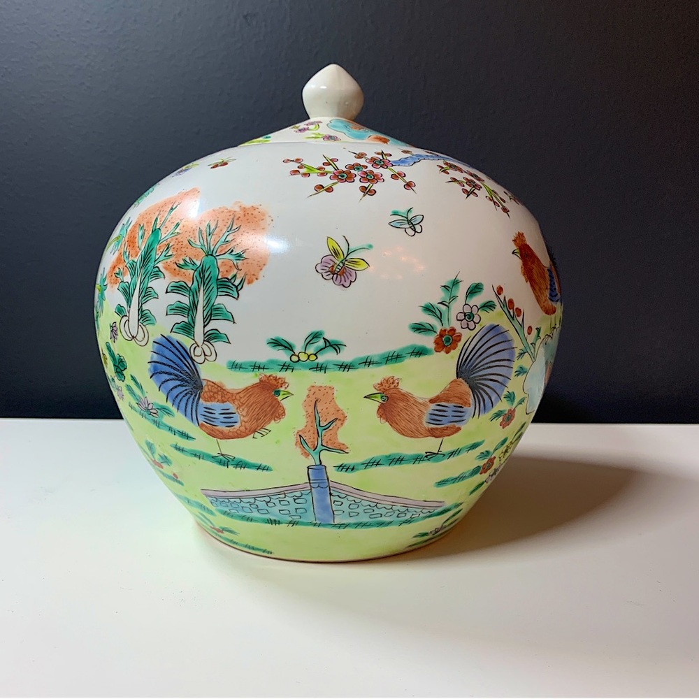 Vase/Urn LOCKURNA, China, 1900s Motif with chicken birds in polychrome colors.